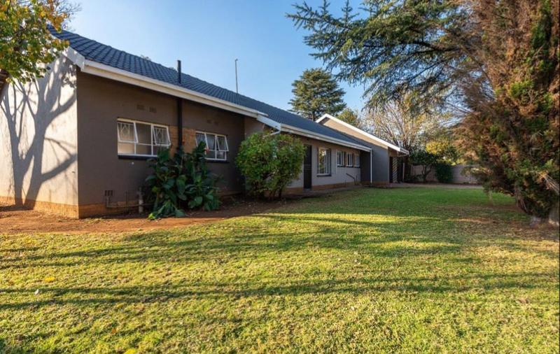 6 Bedroom Property for Sale in Brackenhurst Gauteng
