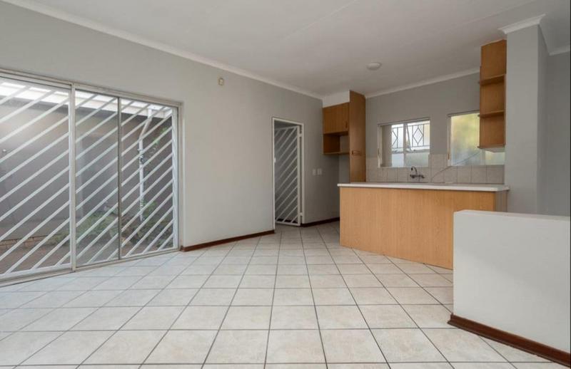 6 Bedroom Property for Sale in Brackenhurst Gauteng