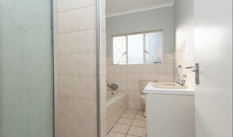 6 Bedroom Property for Sale in Brackenhurst Gauteng