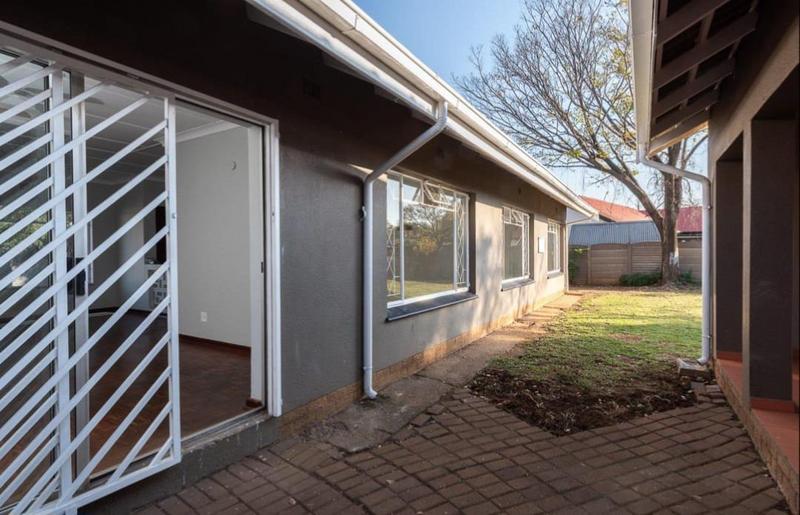 6 Bedroom Property for Sale in Brackenhurst Gauteng