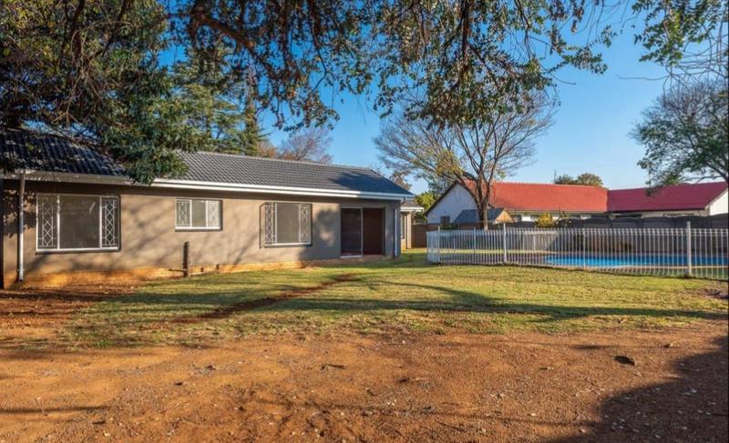 6 Bedroom Property for Sale in Brackenhurst Gauteng