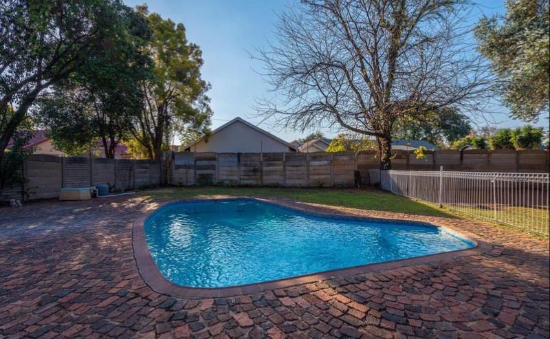 6 Bedroom Property for Sale in Brackenhurst Gauteng
