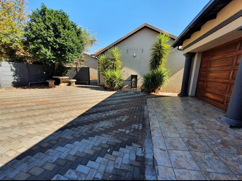 4 Bedroom Property for Sale in Dorandia Gauteng