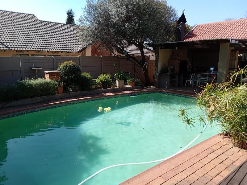 3 Bedroom Property for Sale in Buurendal Gauteng
