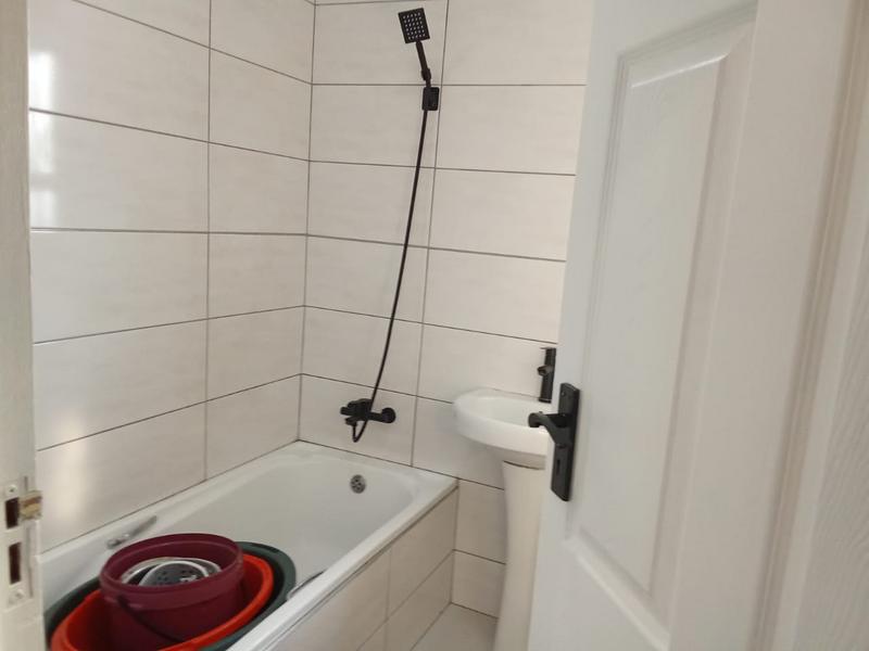 To Let 2 Bedroom Property for Rent in Vorna Valley Gauteng