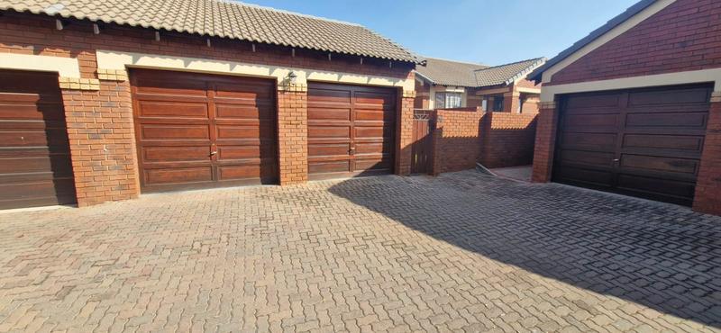 2 Bedroom Property for Sale in Monavoni Gauteng