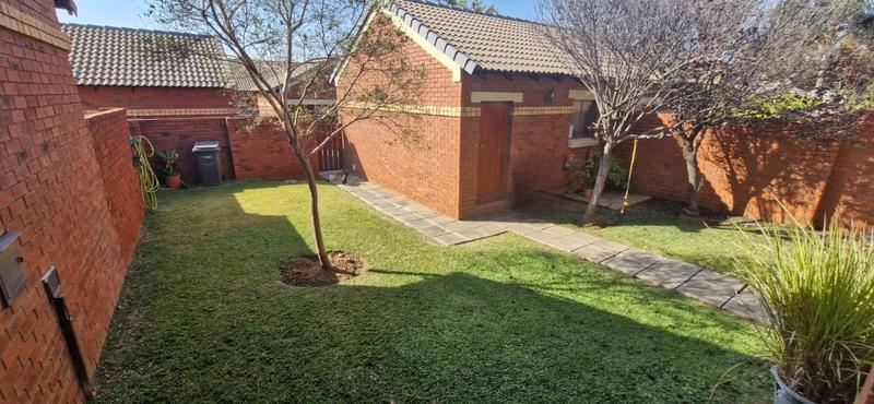 2 Bedroom Property for Sale in Monavoni Gauteng