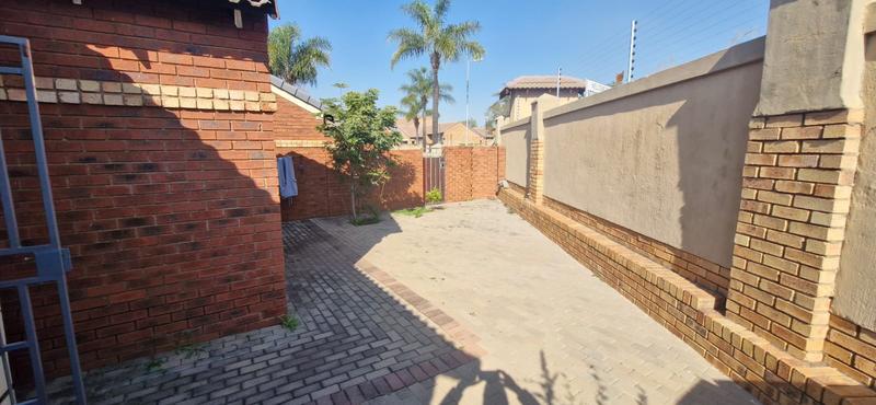 2 Bedroom Property for Sale in Monavoni Gauteng
