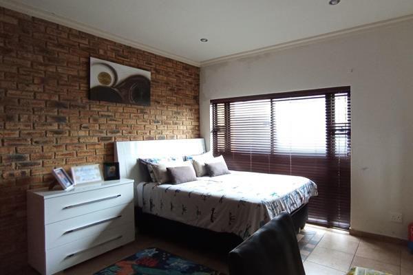 7 Bedroom Property for Sale in Featherbrooke Estate Gauteng