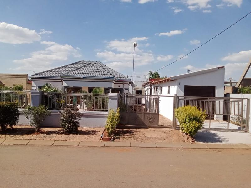 2 Bedroom Property for Sale in Kingsway Gauteng