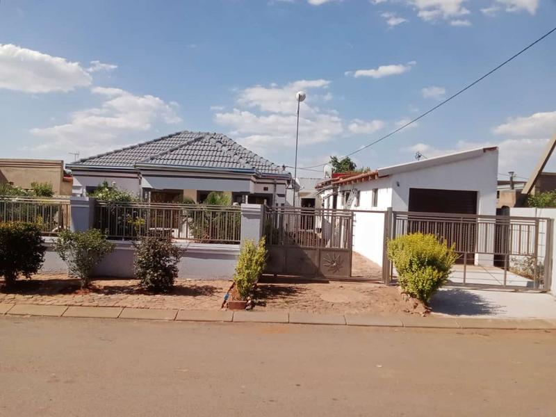 2 Bedroom Property for Sale in Kingsway Gauteng