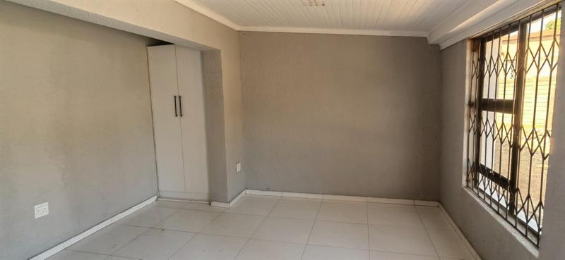 To Let 1 Bedroom Property for Rent in Glen Marais Gauteng