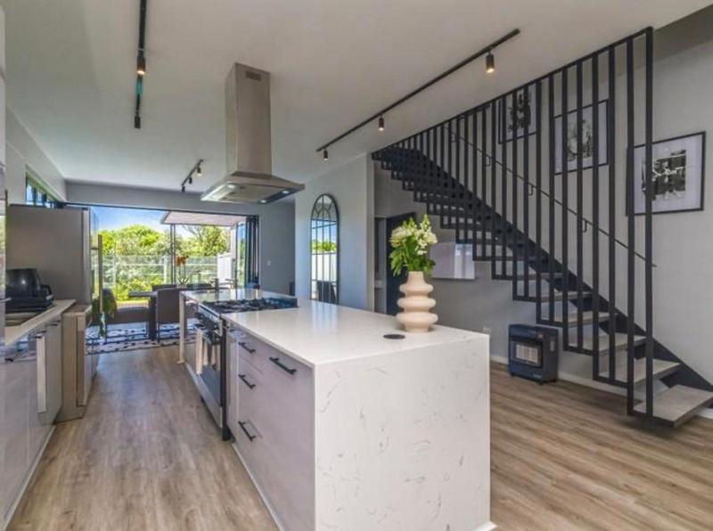 4 Bedroom Property for Sale in Hurlingham Gauteng