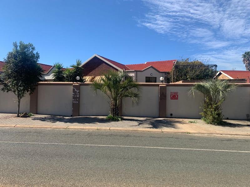 4 Bedroom Property for Sale in Glenvista Ext 3 Gauteng