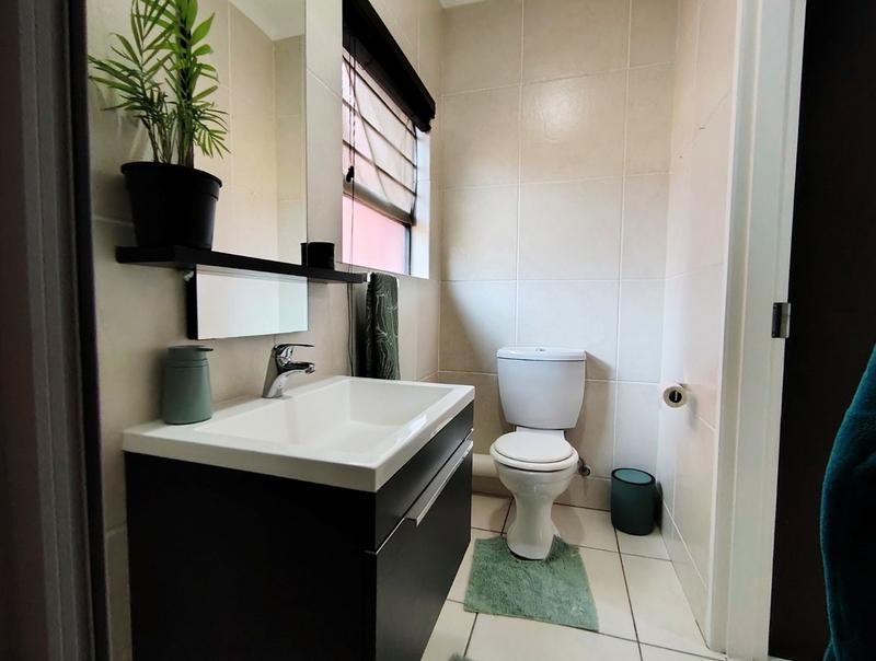 To Let 2 Bedroom Property for Rent in Greenstone Hill Gauteng