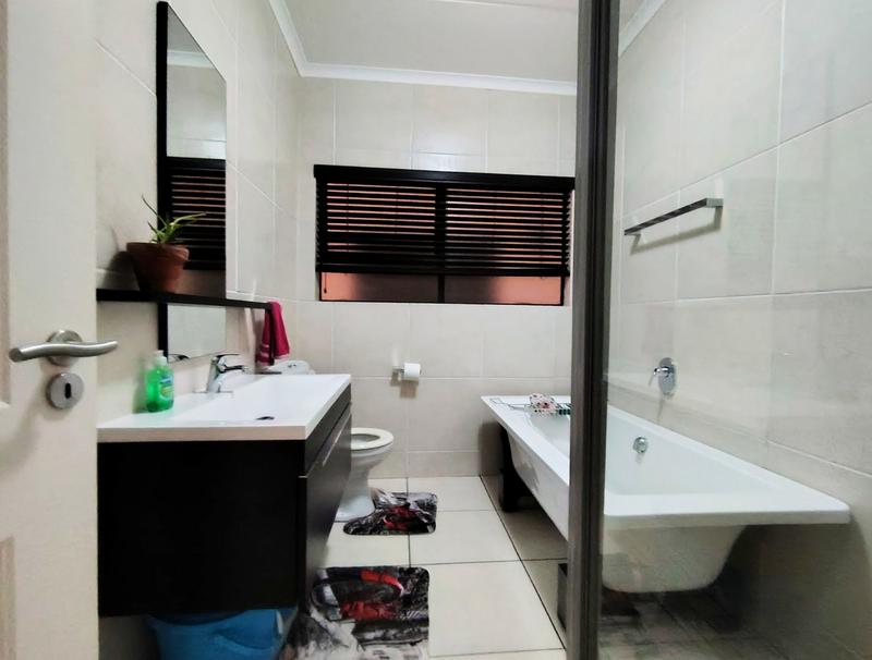 To Let 2 Bedroom Property for Rent in Greenstone Hill Gauteng