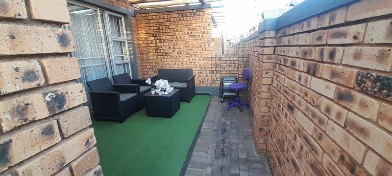 To Let 2 Bedroom Property for Rent in Honeydew Grove Gauteng