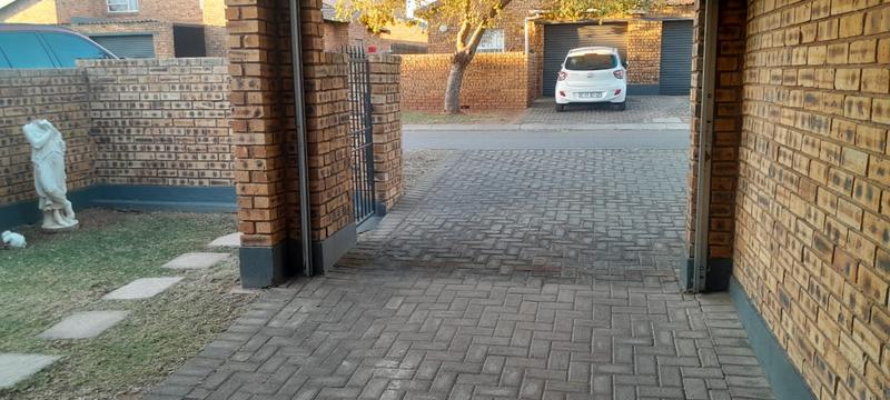 To Let 2 Bedroom Property for Rent in Honeydew Grove Gauteng