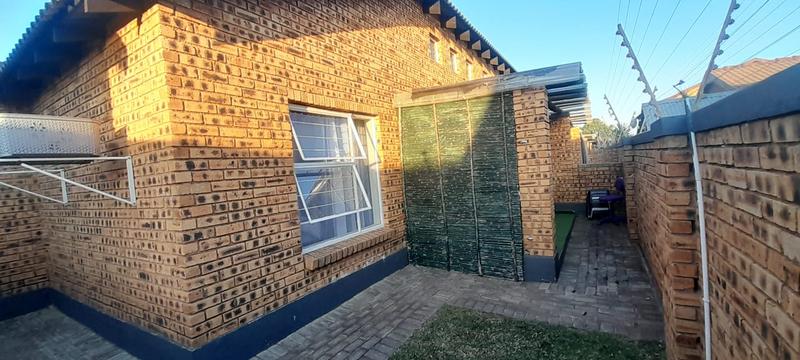 To Let 2 Bedroom Property for Rent in Honeydew Grove Gauteng
