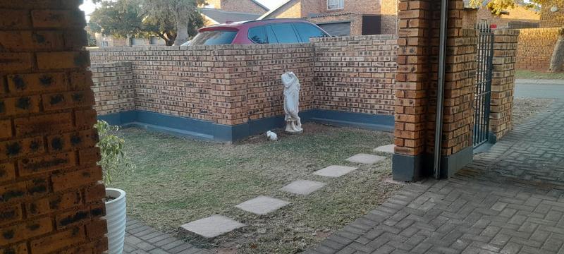 To Let 2 Bedroom Property for Rent in Honeydew Grove Gauteng