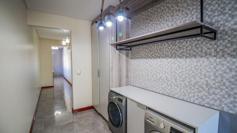 5 Bedroom Property for Sale in Midstream Ridge Gauteng
