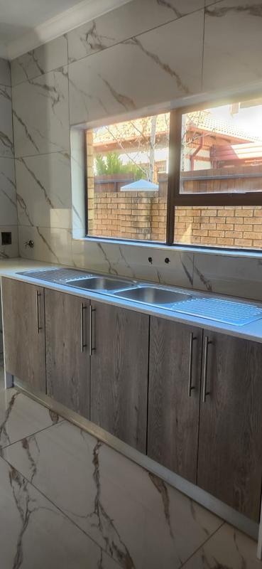 To Let 5 Bedroom Property for Rent in Eldopark Gauteng