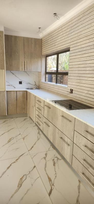 5 Bedroom Property for Sale in Eldopark Gauteng