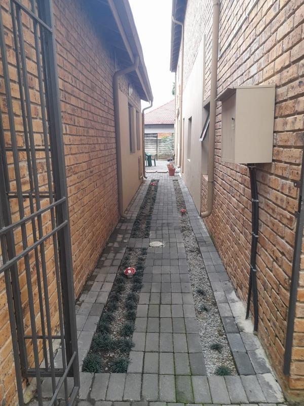 To Let 2 Bedroom Property for Rent in Greenside Gauteng