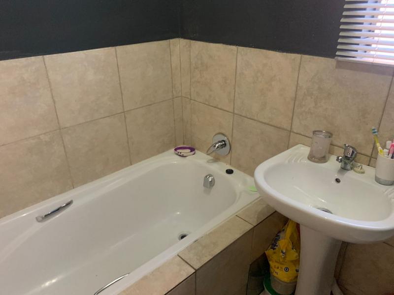 To Let 2 Bedroom Property for Rent in Fleurhof Gauteng