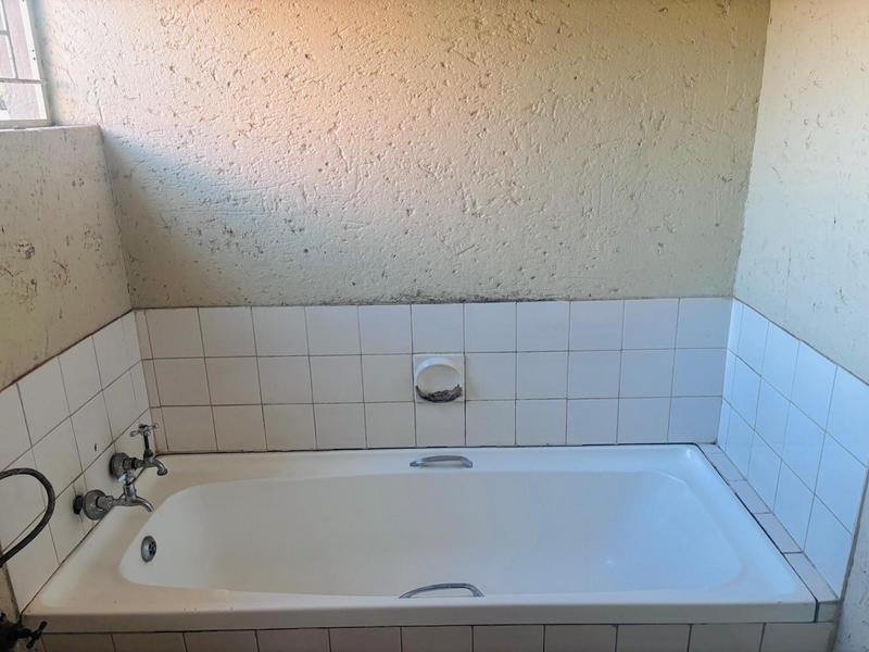 To Let 1 Bedroom Property for Rent in Hurlingham Gauteng