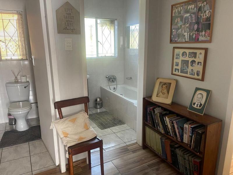 4 Bedroom Property for Sale in Mondeor Gauteng