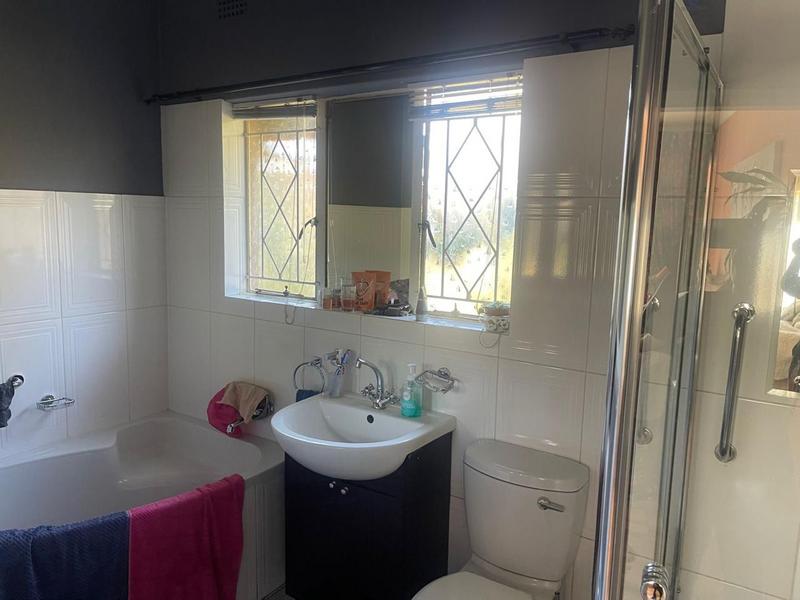 4 Bedroom Property for Sale in Mondeor Gauteng