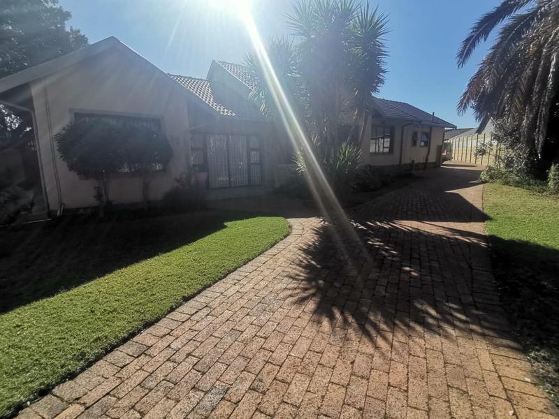 4 Bedroom Property for Sale in Brackendowns Gauteng