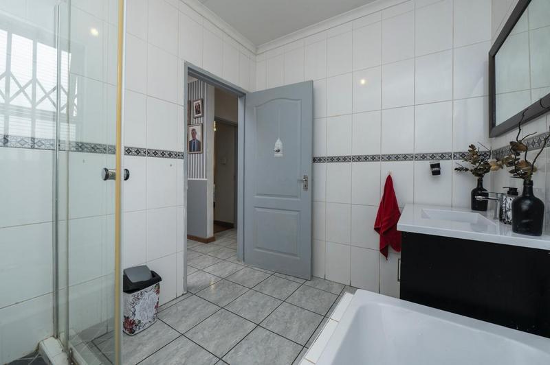 5 Bedroom Property for Sale in Brackenhurst Gauteng