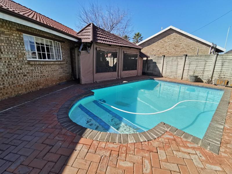 To Let 3 Bedroom Property for Rent in Kookrus Gauteng