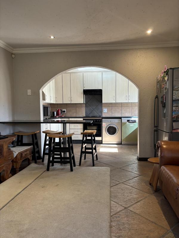 To Let 4 Bedroom Property for Rent in Sonneveld Gauteng