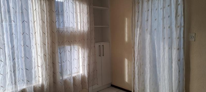 To Let 2 Bedroom Property for Rent in Mulbarton Gauteng