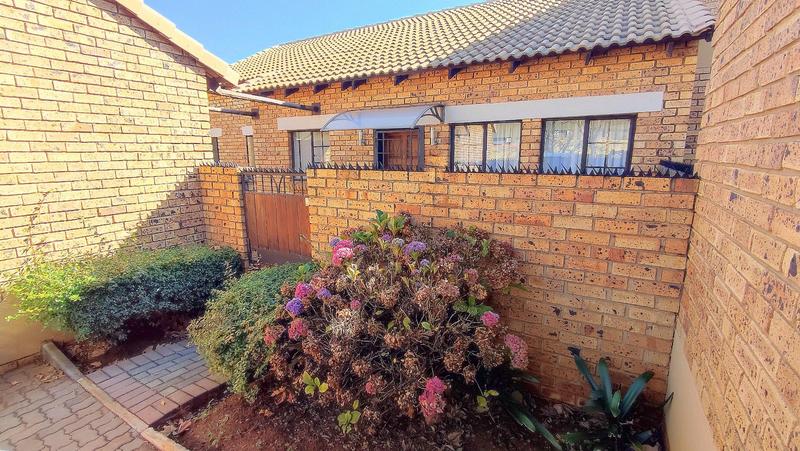 2 Bedroom Property for Sale in Monavoni Gauteng