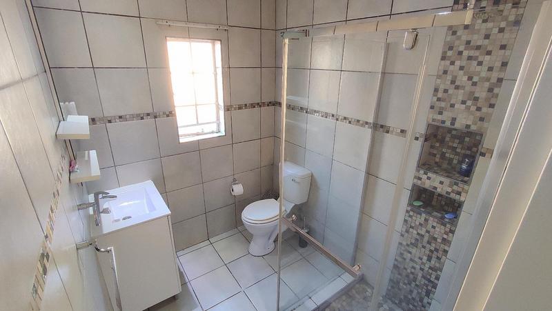 2 Bedroom Property for Sale in Monavoni Gauteng
