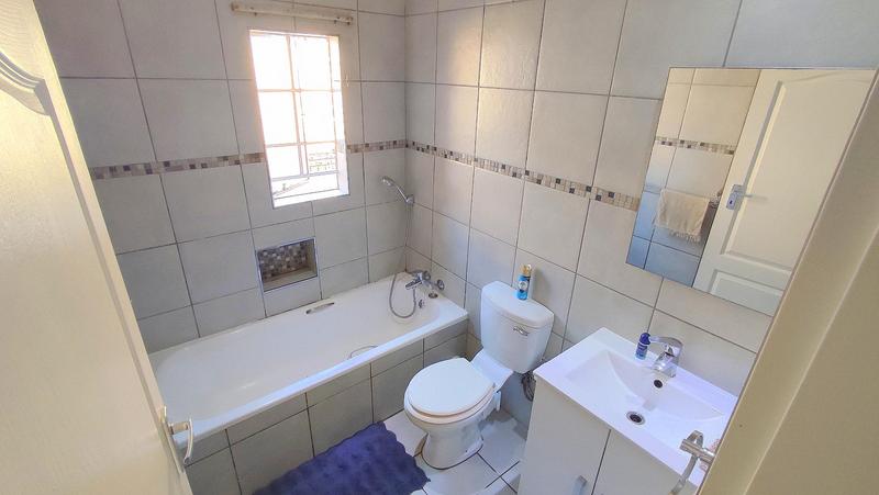 2 Bedroom Property for Sale in Monavoni Gauteng