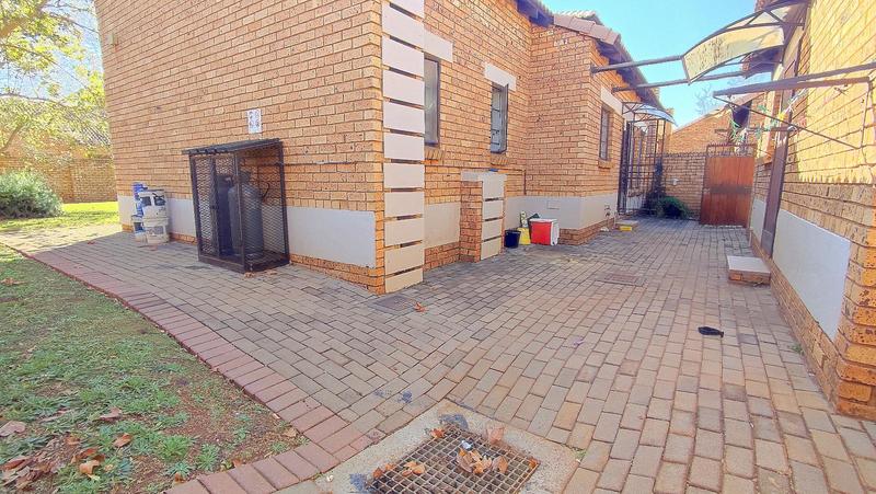 2 Bedroom Property for Sale in Monavoni Gauteng