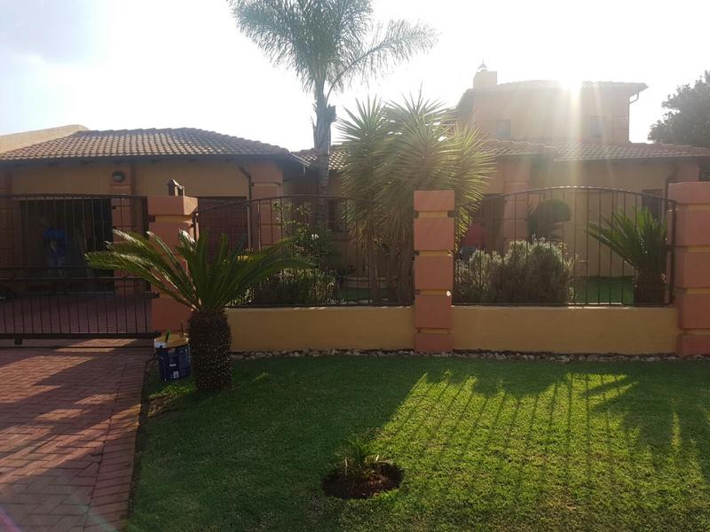 5 Bedroom Property for Sale in Rooihuiskraal North Gauteng