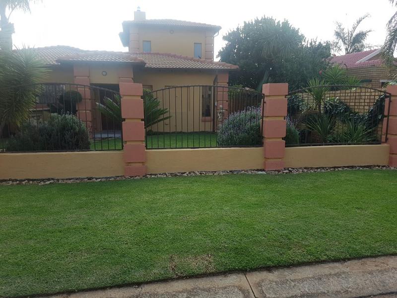 5 Bedroom Property for Sale in Rooihuiskraal North Gauteng