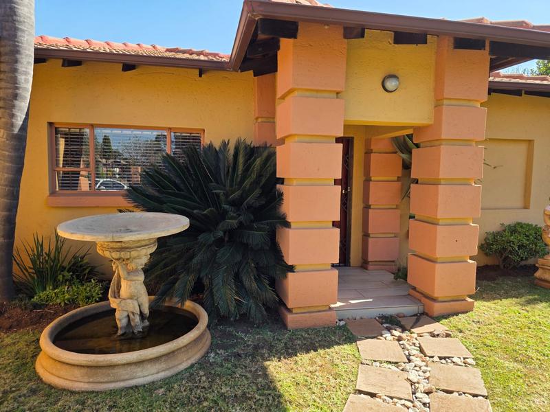 5 Bedroom Property for Sale in Rooihuiskraal North Gauteng
