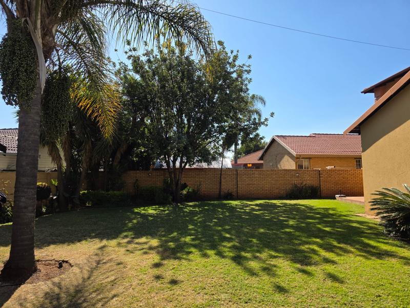 5 Bedroom Property for Sale in Rooihuiskraal North Gauteng