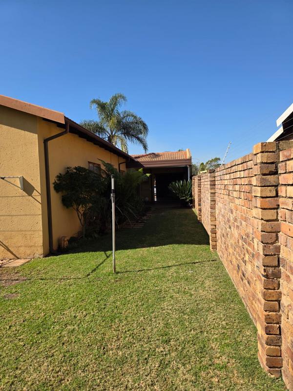 5 Bedroom Property for Sale in Rooihuiskraal North Gauteng