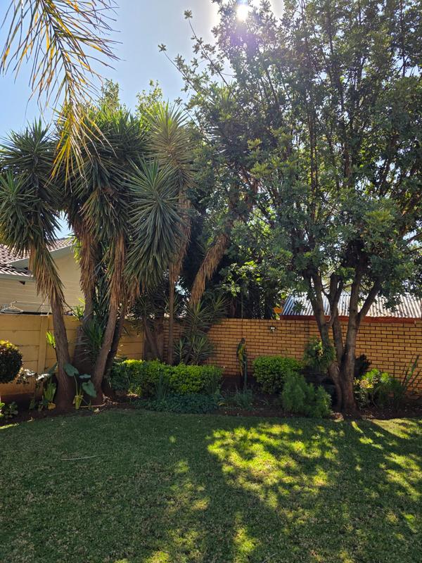 5 Bedroom Property for Sale in Rooihuiskraal North Gauteng