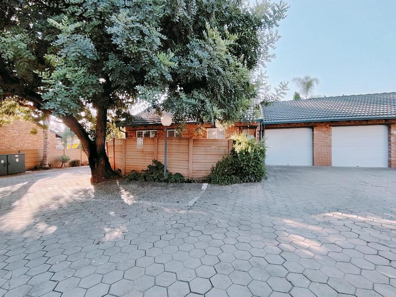2 Bedroom Property for Sale in Rooihuiskraal North Gauteng