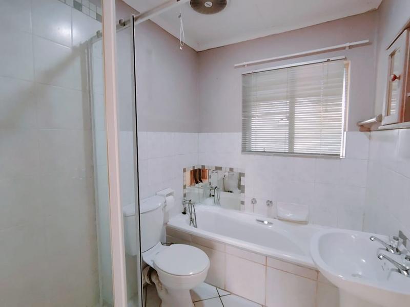 2 Bedroom Property for Sale in Rooihuiskraal North Gauteng