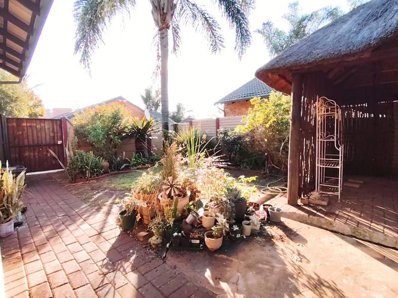 2 Bedroom Property for Sale in Rooihuiskraal North Gauteng